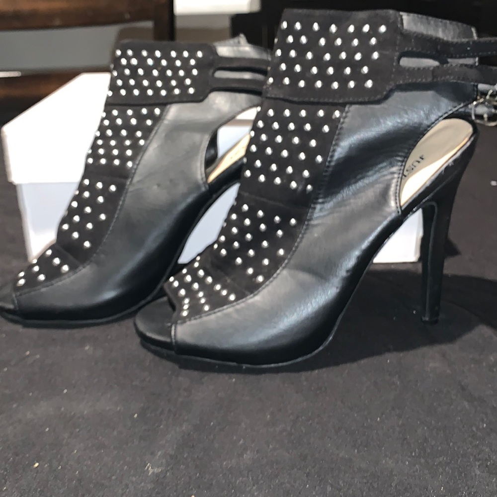 Black and silver heels. Size 7.5. A Just Fab design